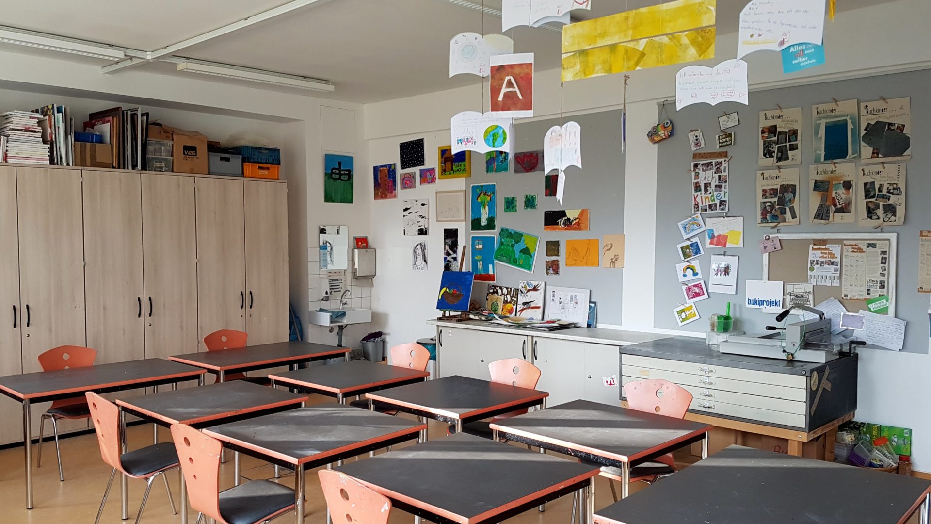 Blick auf kreative Kinderwerke im Kreativraum TPF